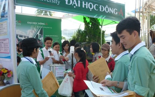 Ngày hội tư vấn tuyển sinh 2011 tại Đà Nẵng: gian hàng Đại học Đông Á "hút" thí sinh